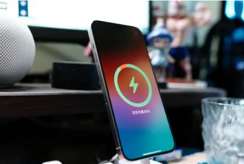 左贡苹果15换屏服务分享用什么充电器给iPhone15充电更好 